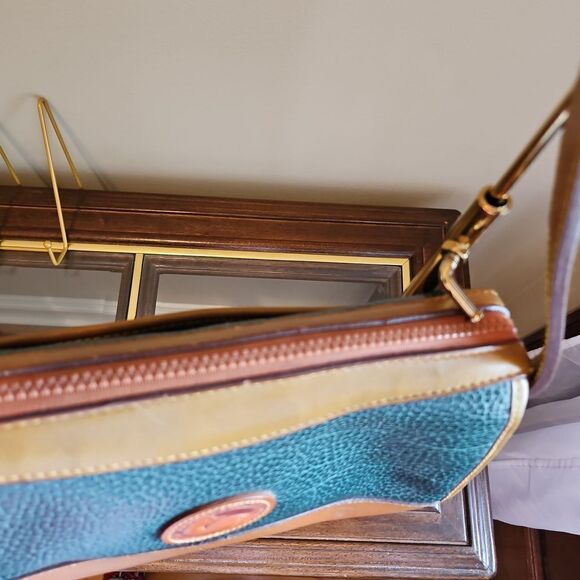 Vintage Dooney Bourke crossbody or shoulder leather bag w/ suede interior - Picture 6 of 14